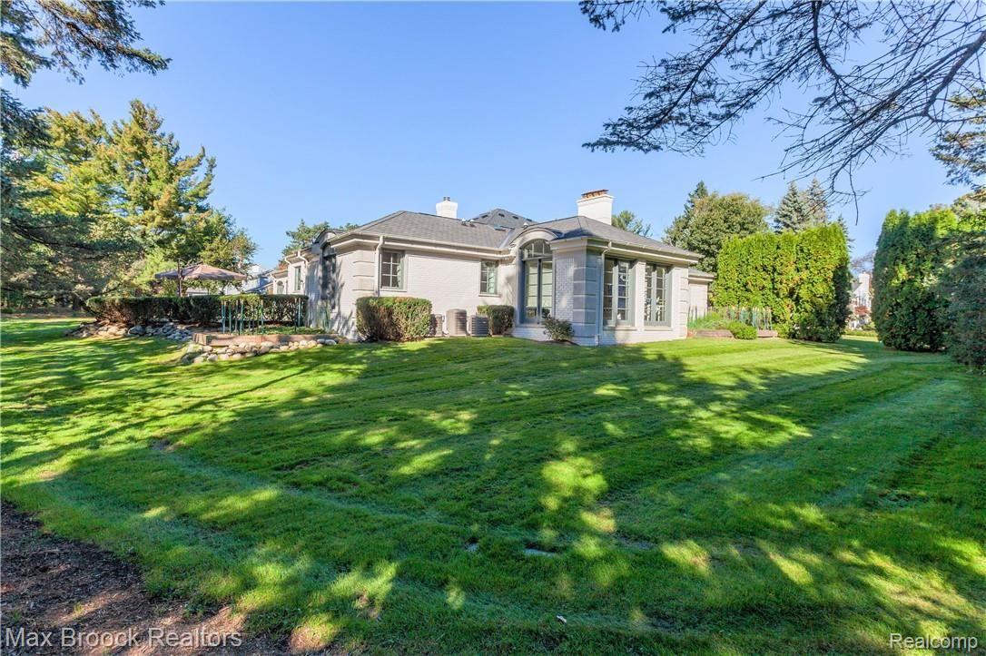 325 Keswick Road Bloomfield Hills, MI 48304 - Photo 39 of 40 Side Yard.jpg