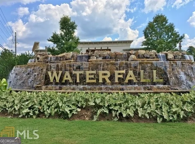 a view of a bunch of trees and houses in background