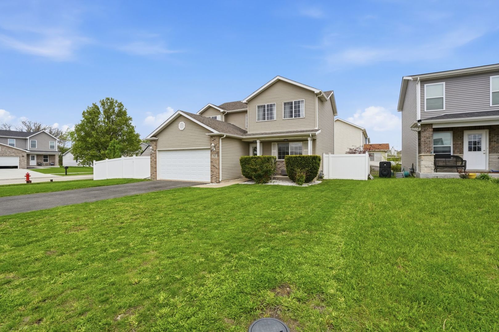 797 Kyle Court Braidwood, IL 60408 - Photo 2 of 33 a front view of a house with a yard