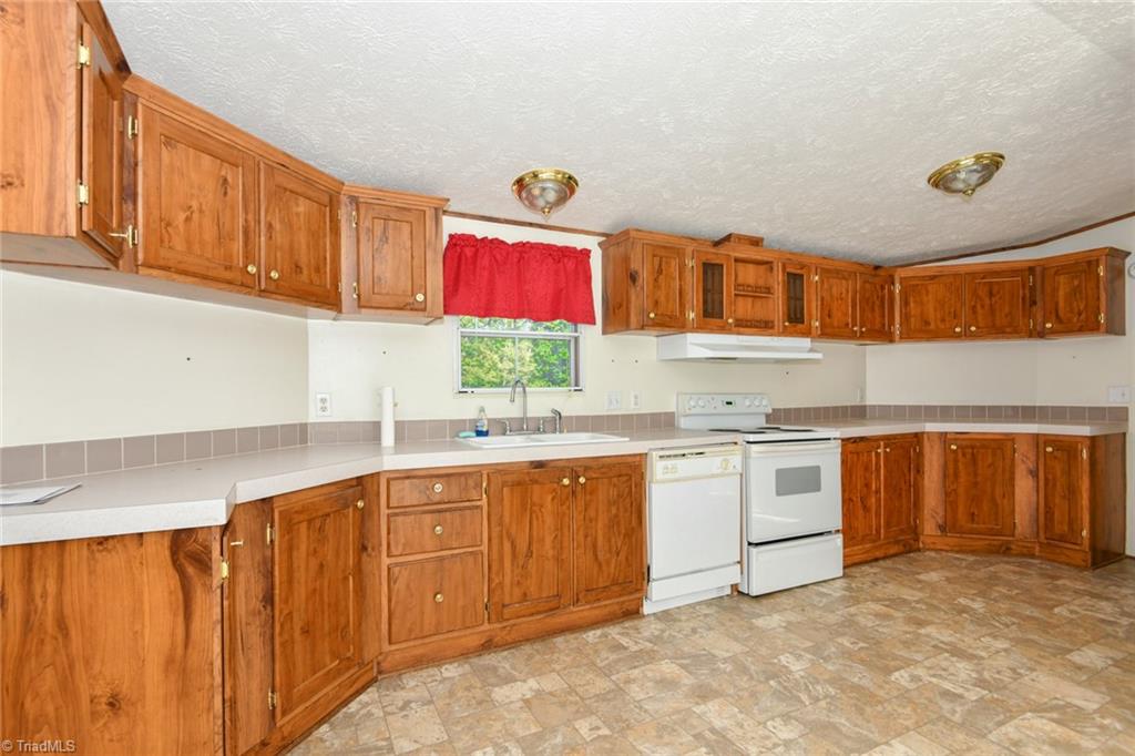 421 Wil O Pat Road Reidsville, NC 27320 - Photo 7 of 26