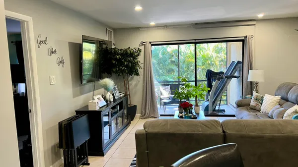 $2,100 | 140 South Cypress Road, Unit 123, Pompano Beach, FL 33060