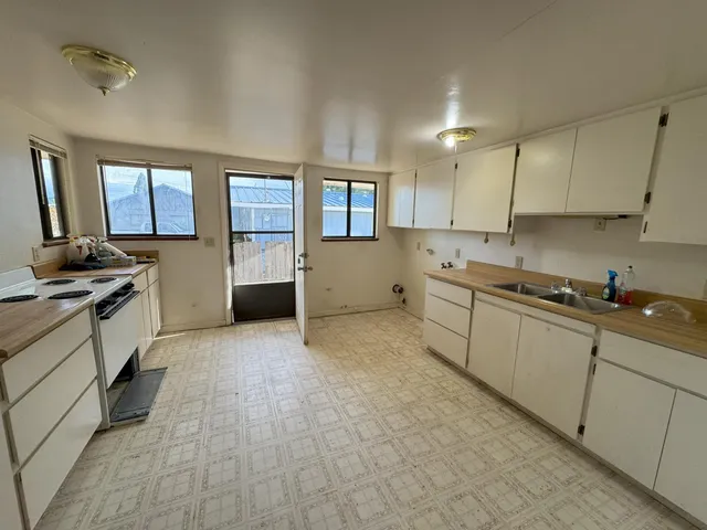 a view of empty room with windows