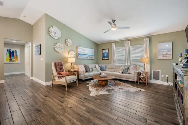 $3,300 | 106 1st Avenue Northeast, Lutz, FL 33549