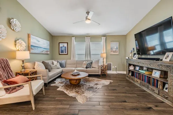 $3,300 | 106 1st Avenue Northeast, Lutz, FL 33549