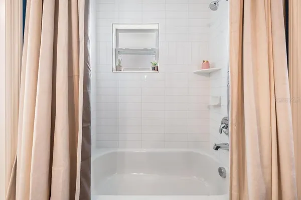 $3,300 | 106 1st Avenue Northeast, Lutz, FL 33549