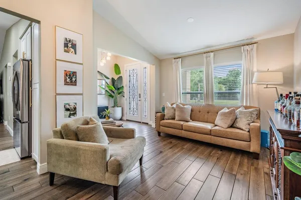 $3,300 | 106 1st Avenue Northeast, Lutz, FL 33549