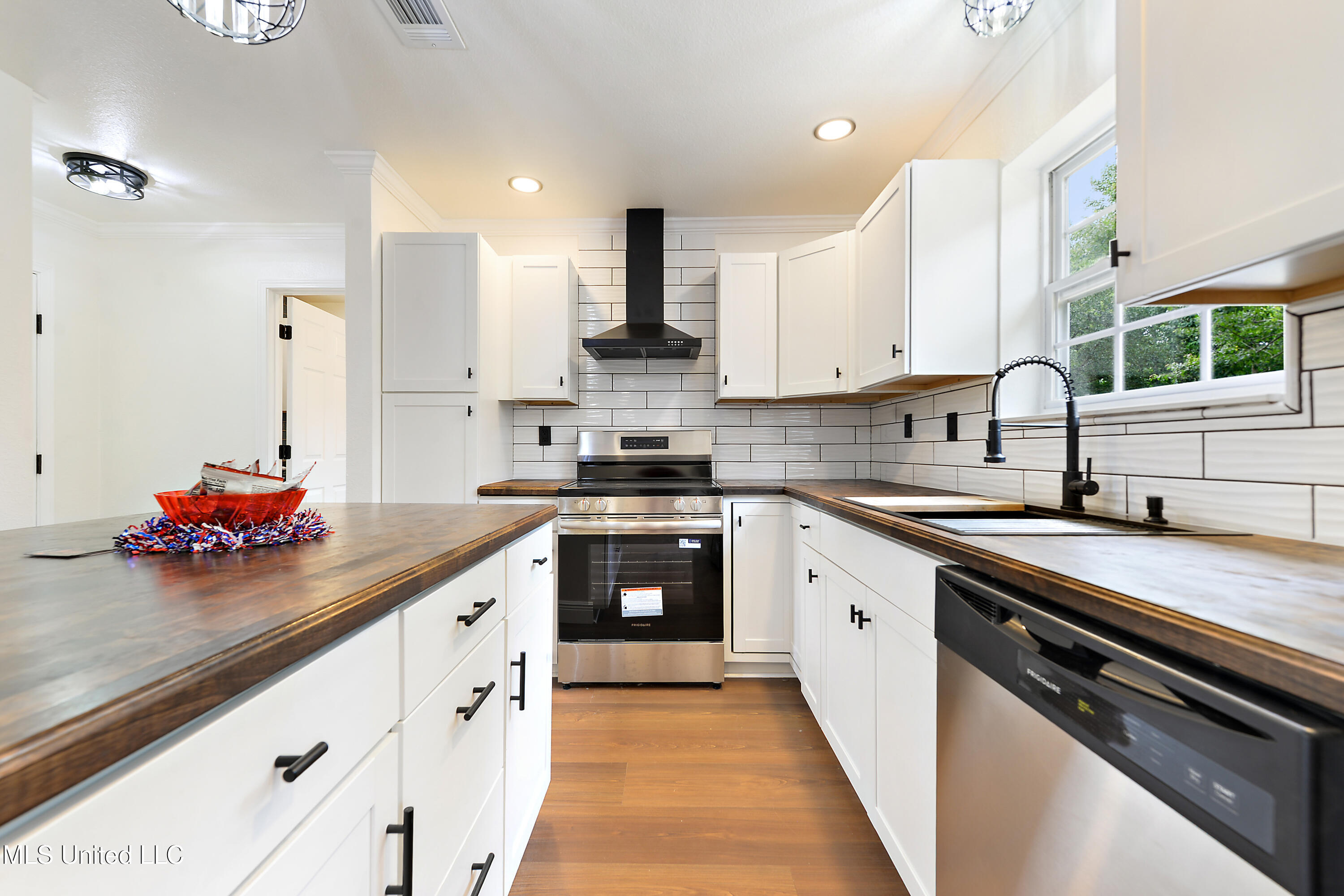 8228 Henley Road Pass Christian, MS 39571 - Photo 9 of 41 008