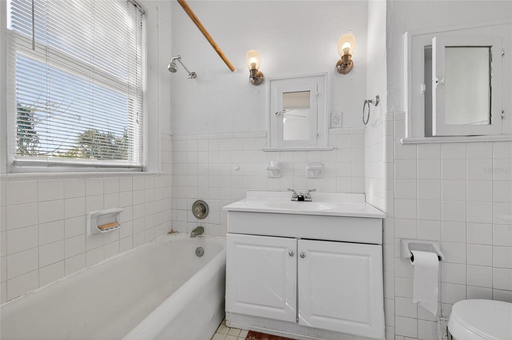 1616 Cres Ridge Road Daytona Beach, FL 32118 - Photo 17 of 40 a bathroom with a sink toilet vanity and bathtub