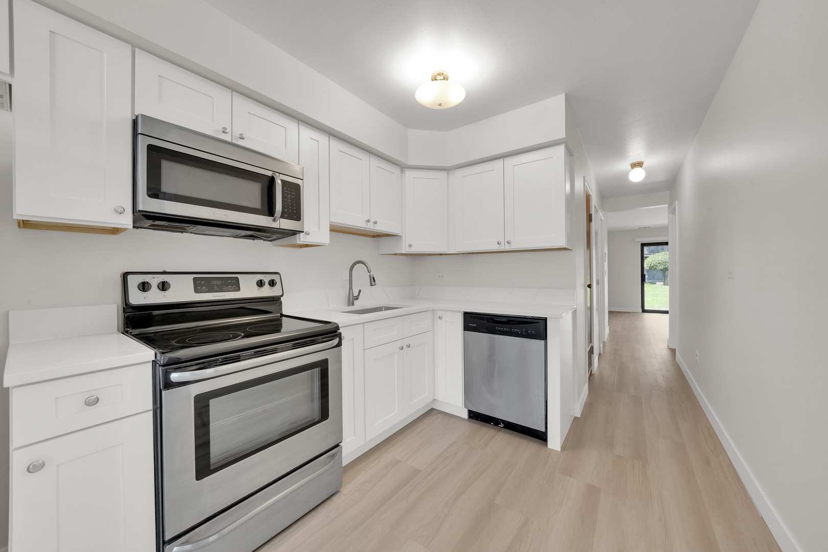 9615 Bianco Terrace, Unit 1A Des Plaines, IL 60016 - Photo 8 of 16 a kitchen with a stove and a microwave
