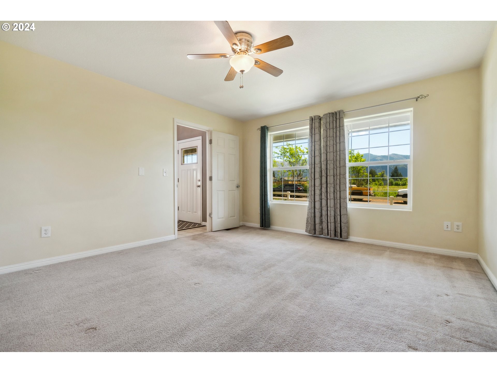 962 Smith Beckon Road Carson, WA 98610 - Photo 21 of 48 Primary Bedroom