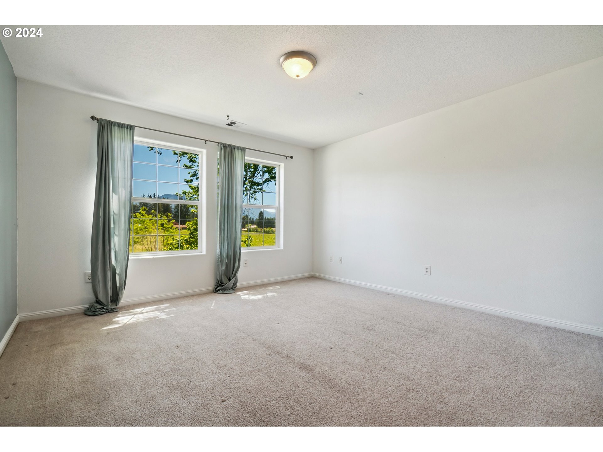 962 Smith Beckon Road Carson, WA 98610 - Photo 32 of 48 Bedroom