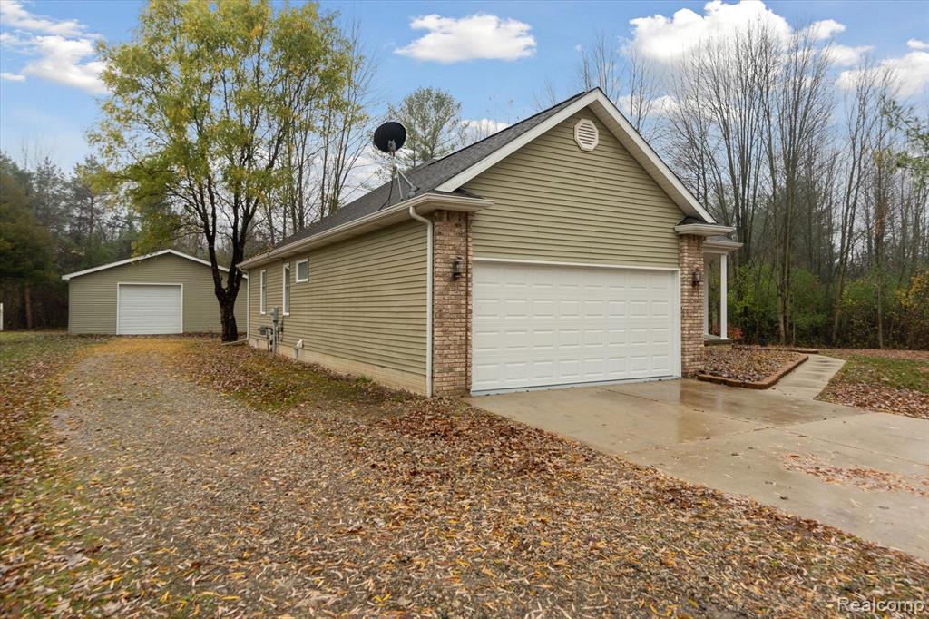 5483 Oleksyn Road Flint, MI 48504 - Photo 2 of 37