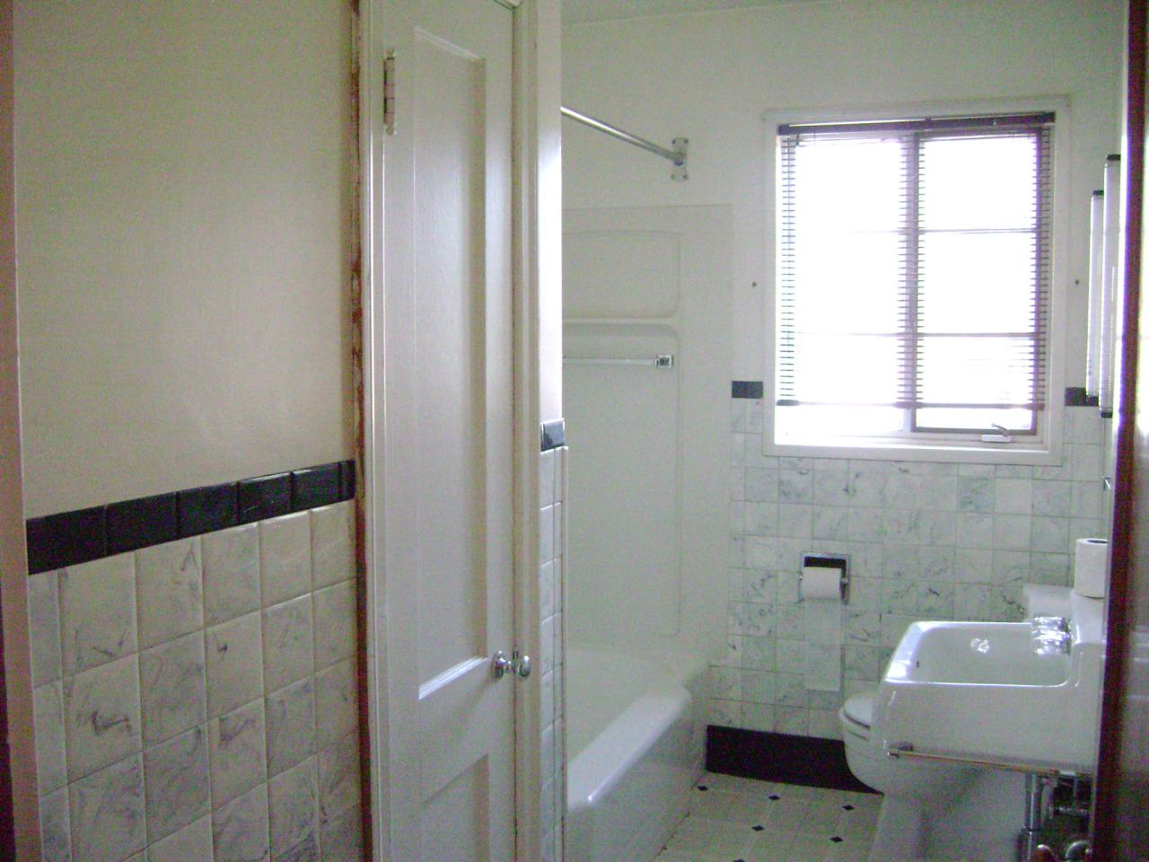 1033 Ridgecrest Drive Roanoke, VA 24019 - Photo 7 of 8 Hall Bath