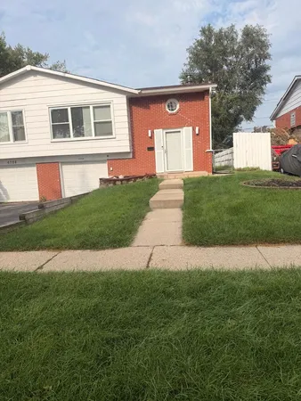 $2,750 | 6730 Valley View Road, Hanover Park, IL 60133