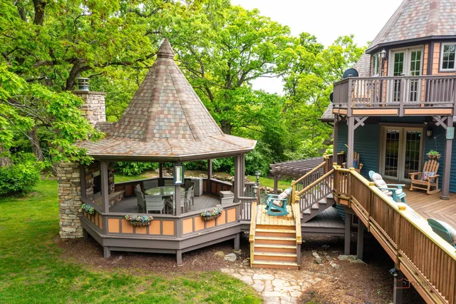 a view of yard with green space