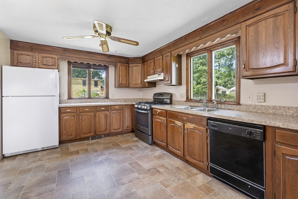 25 Prince Avenue West Springfield, MA 01089 - Photo 7 of 31