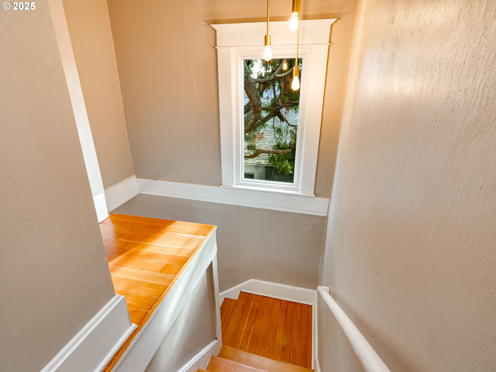 4527 Southeast 74th Avenue Portland, OR 97206 - Photo 20 of 42 Staircase