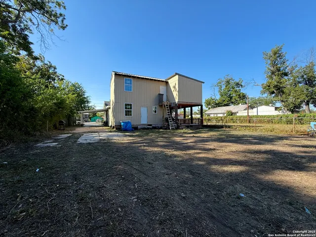 a view of backyard of the house
