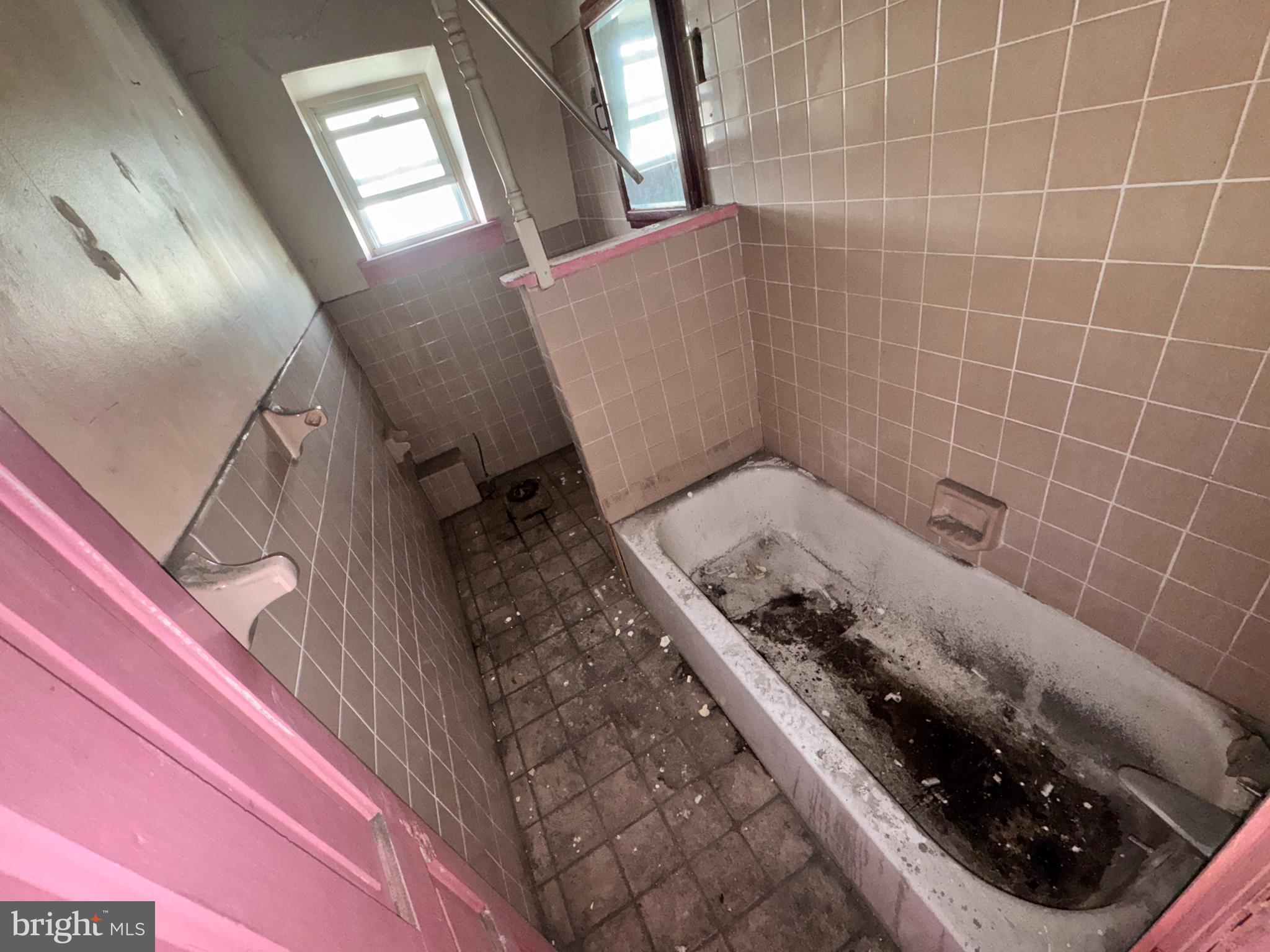 6701 Lansdowne Avenue Philadelphia, PA 19151 - Photo 15 of 18 3rd floor bathroom