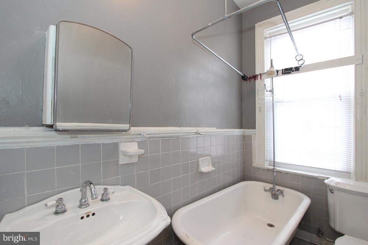 915 R Street Northwest Washington, DC 20001 - Photo 16 of 30 Bath