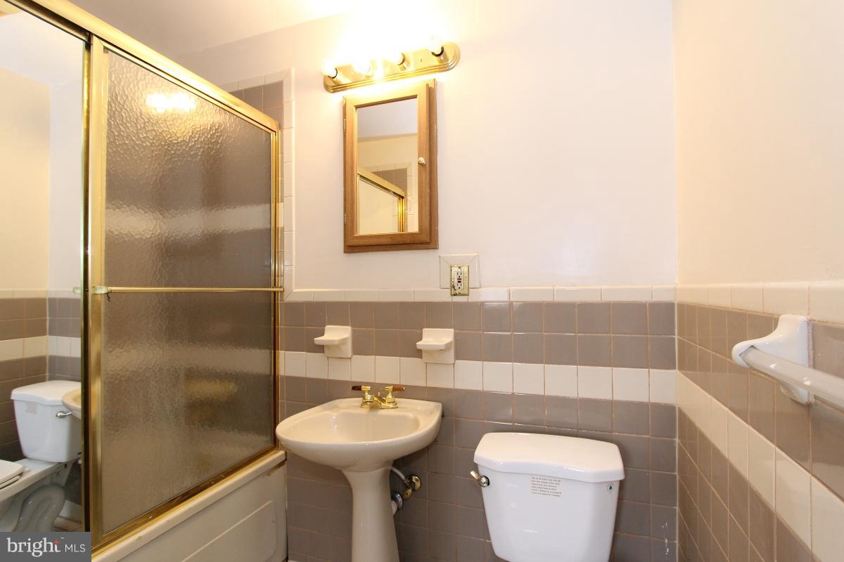 915 R Street Northwest Washington, DC 20001 - Photo 20 of 30 Bath (Master)