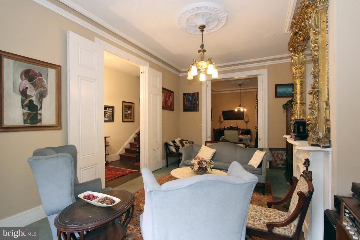 915 R Street Northwest Washington, DC 20001 - Photo 7 of 30 Living Room