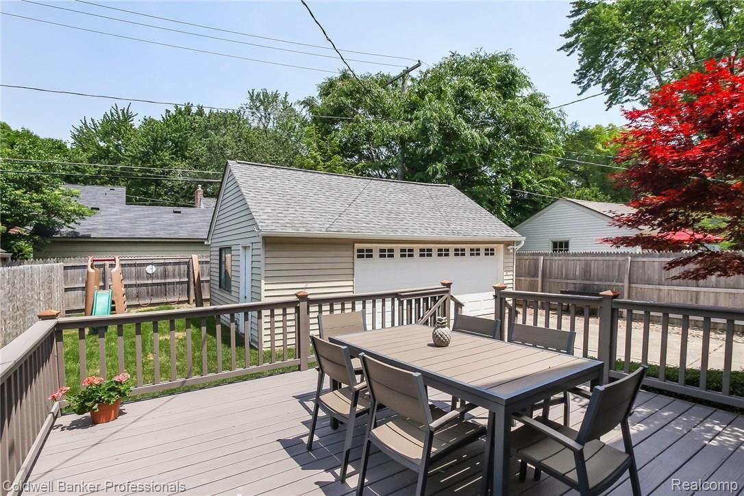316 Merriweather Road Grosse Pointe, MI 48236 - Photo 38 of 46 040-Deck-5854033-medium.jpg
