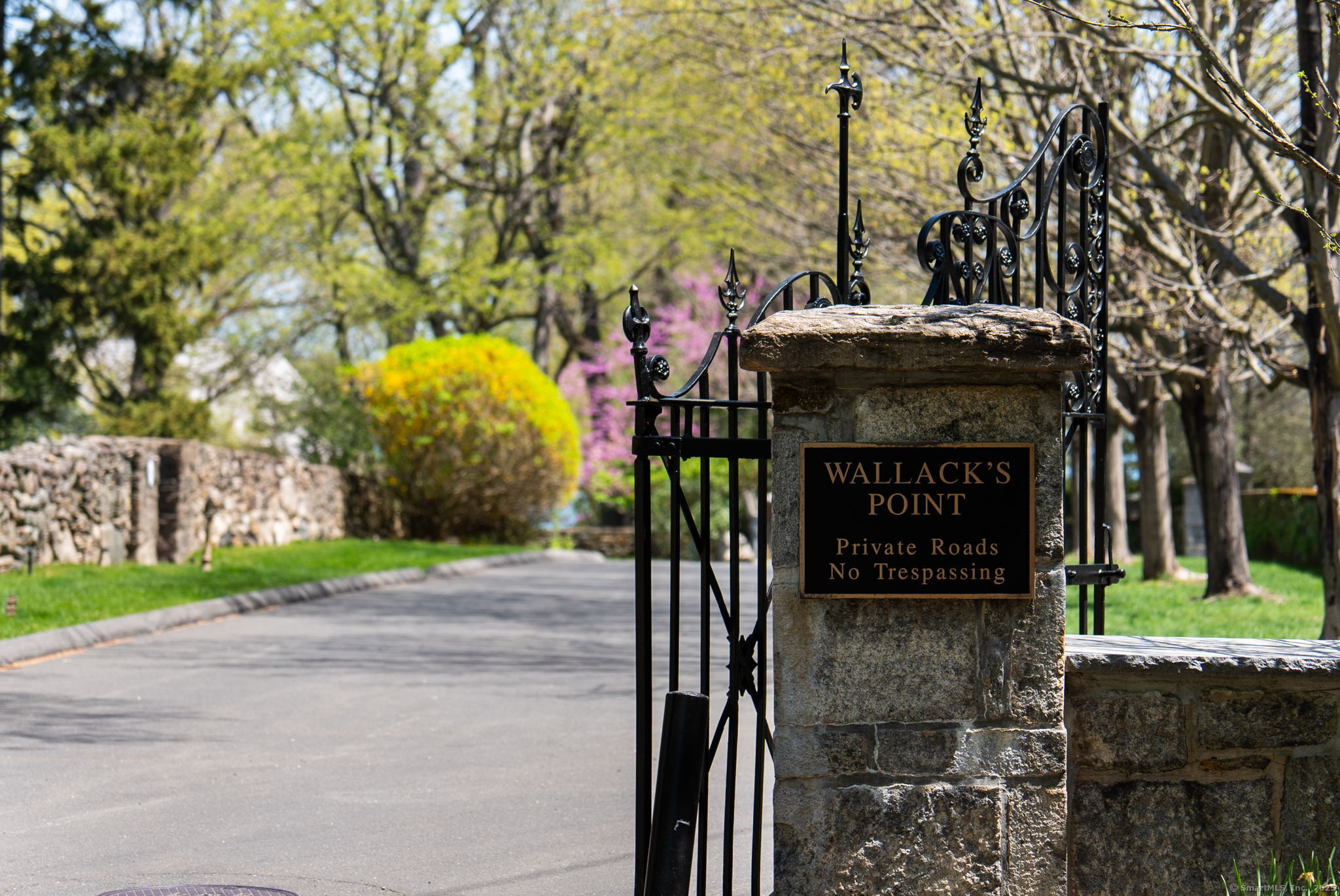 86 Wallacks Drive Stamford, CT 06902 - Photo 3 of 39