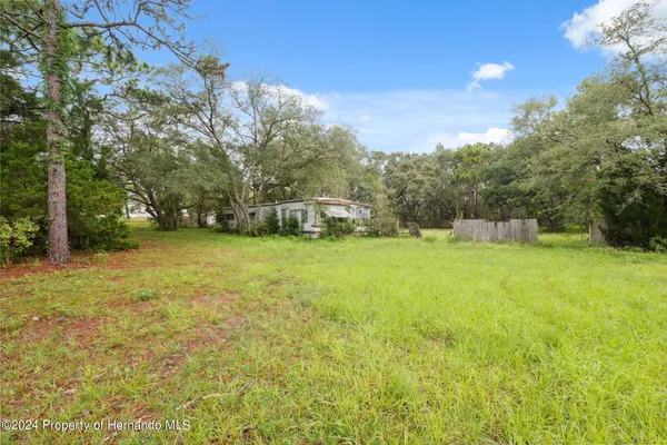 a view of a yard with a house