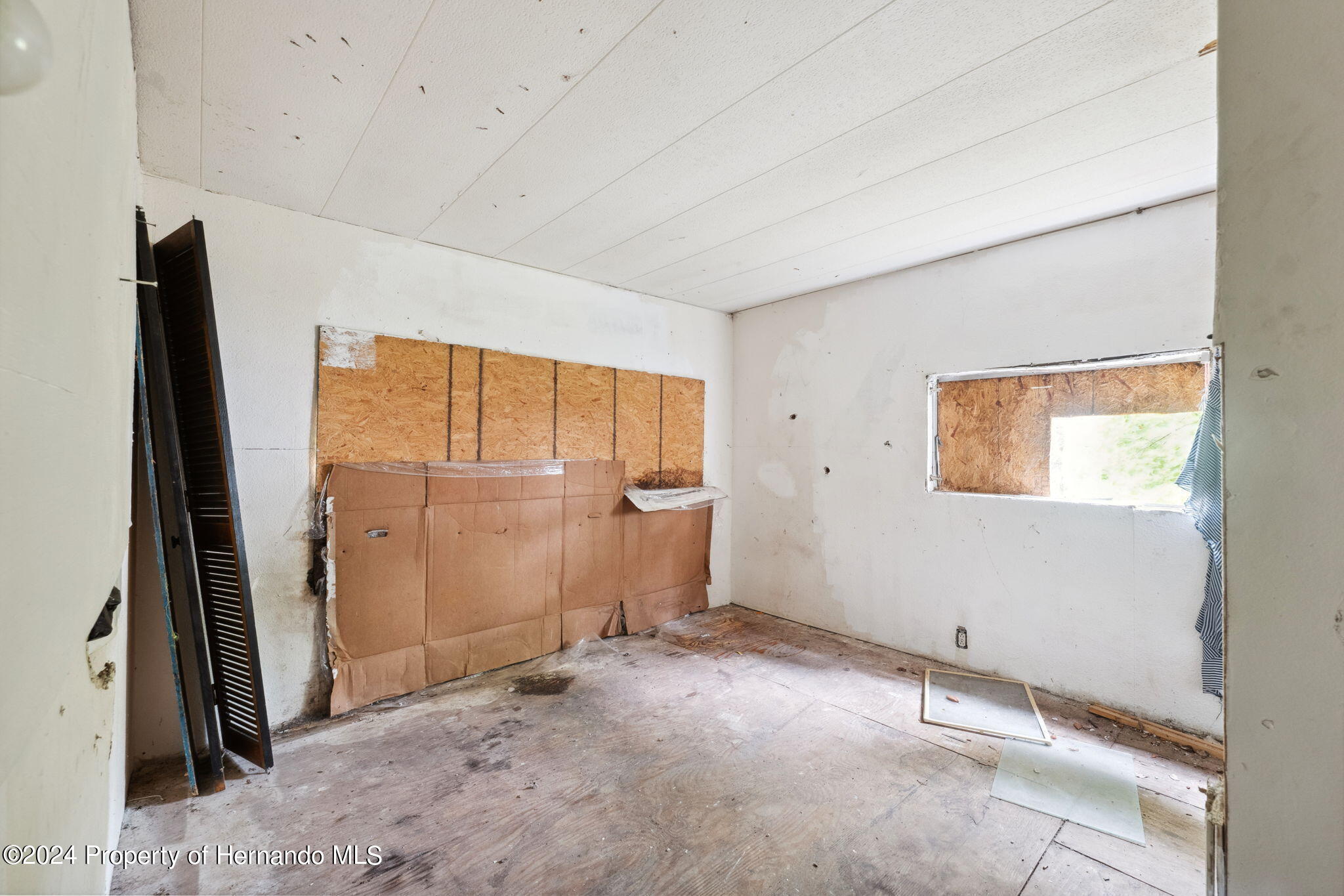 11017 Knuckey Road Weeki Wachee, FL 34614 - Photo 14 of 39 an empty room with windows