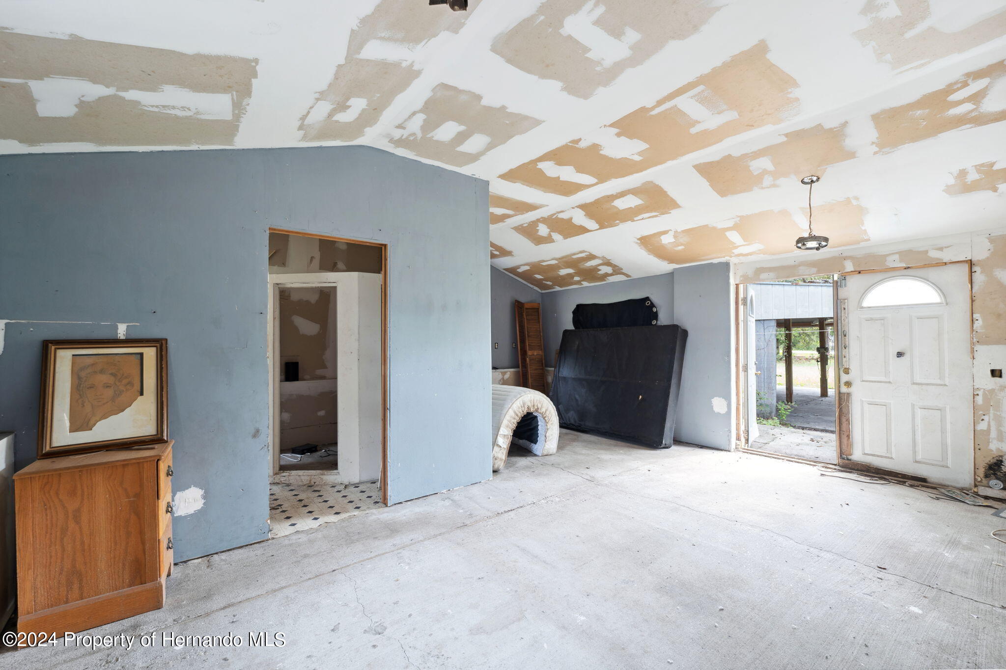 11017 Knuckey Road Weeki Wachee, FL 34614 - Photo 18 of 39 a view of a livingroom with a large window
