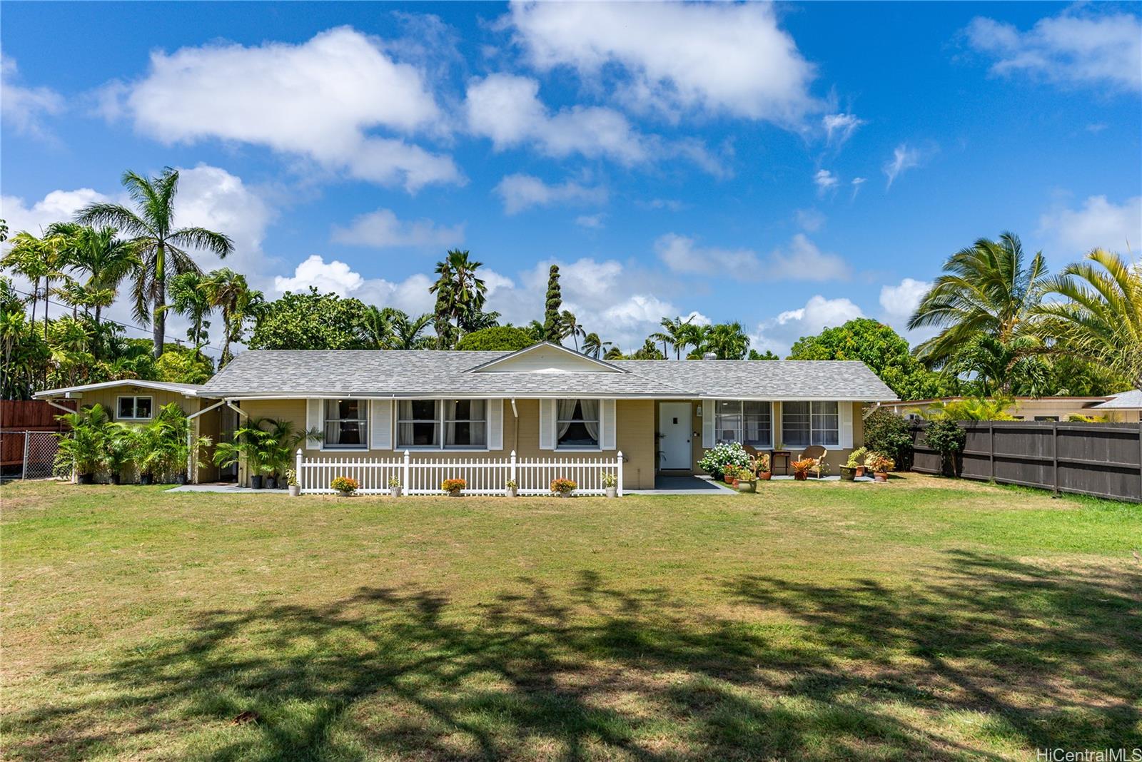 192 Kailua Road Kailua, HI 96734 - Photo 1 of 1 a front view of a house with a garden
