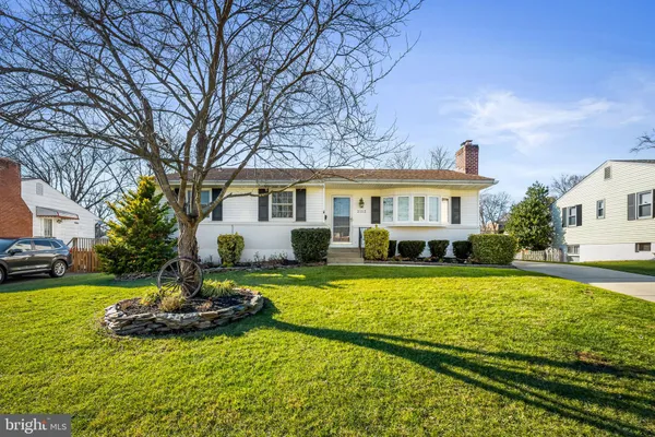 a view of a house with swimming pool and a yard
