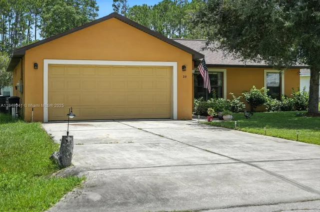 a view of a house with backyard and garden