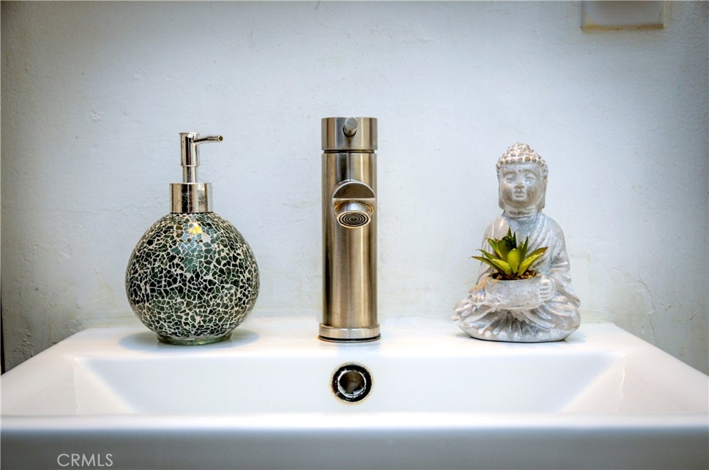 74825 Alta Loma Drive Twentynine Palms, CA 92277 - Photo 19 of 36 a vase of flowers sitting on a table