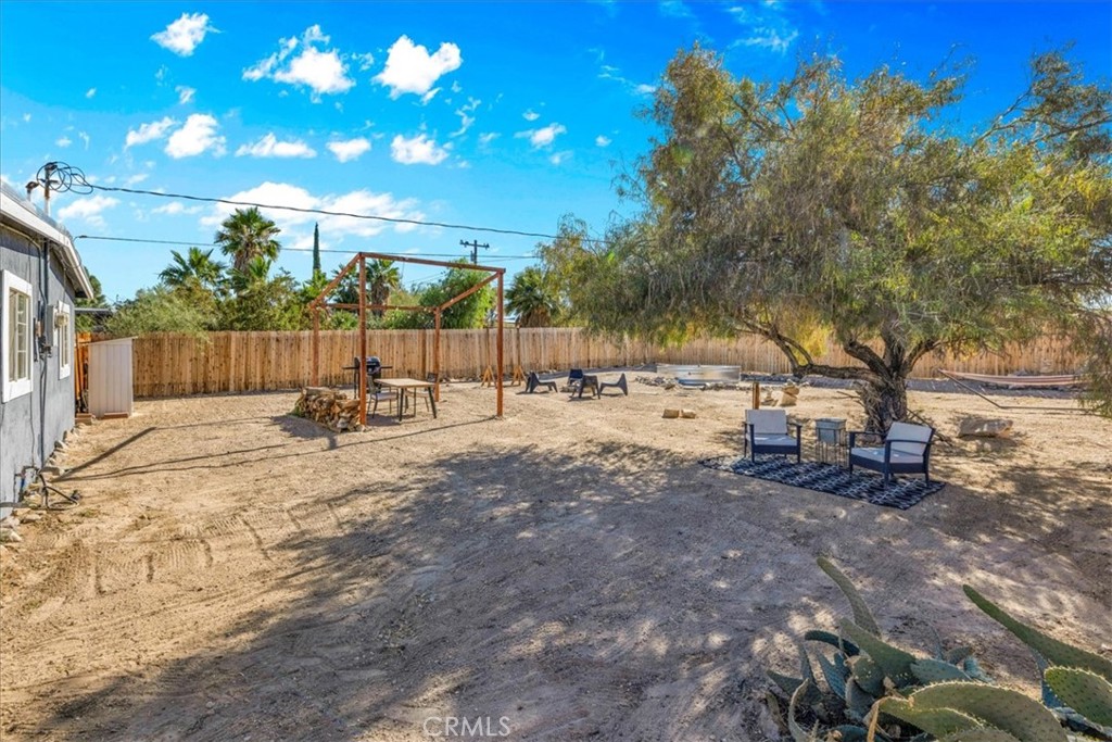 74825 Alta Loma Drive Twentynine Palms, CA 92277 - Photo 27 of 36 a view of a yard with a tree