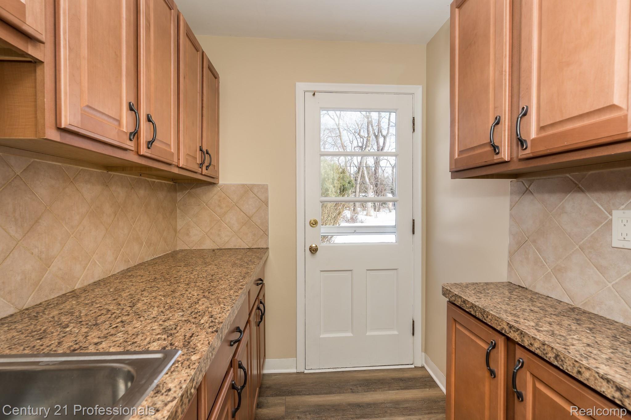 1655 Kingsmere Circle Rochester, MI 48309 - Photo 7 of 34 Mudroom with door to backyard