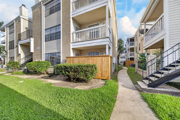 $1,350 | 2750 Holly Hall Street, Unit 1706, Houston, TX 77054