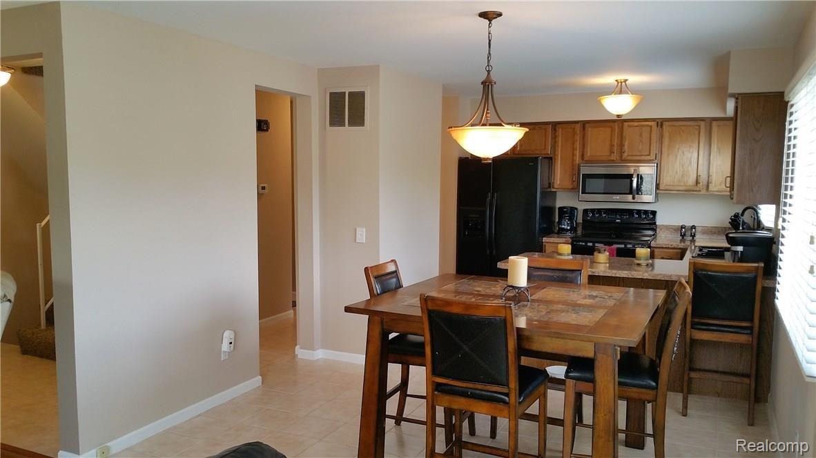 1533 Colony Drive Rochester, MI 48307 - Photo 11 of 29 Kitchen @.jpg
