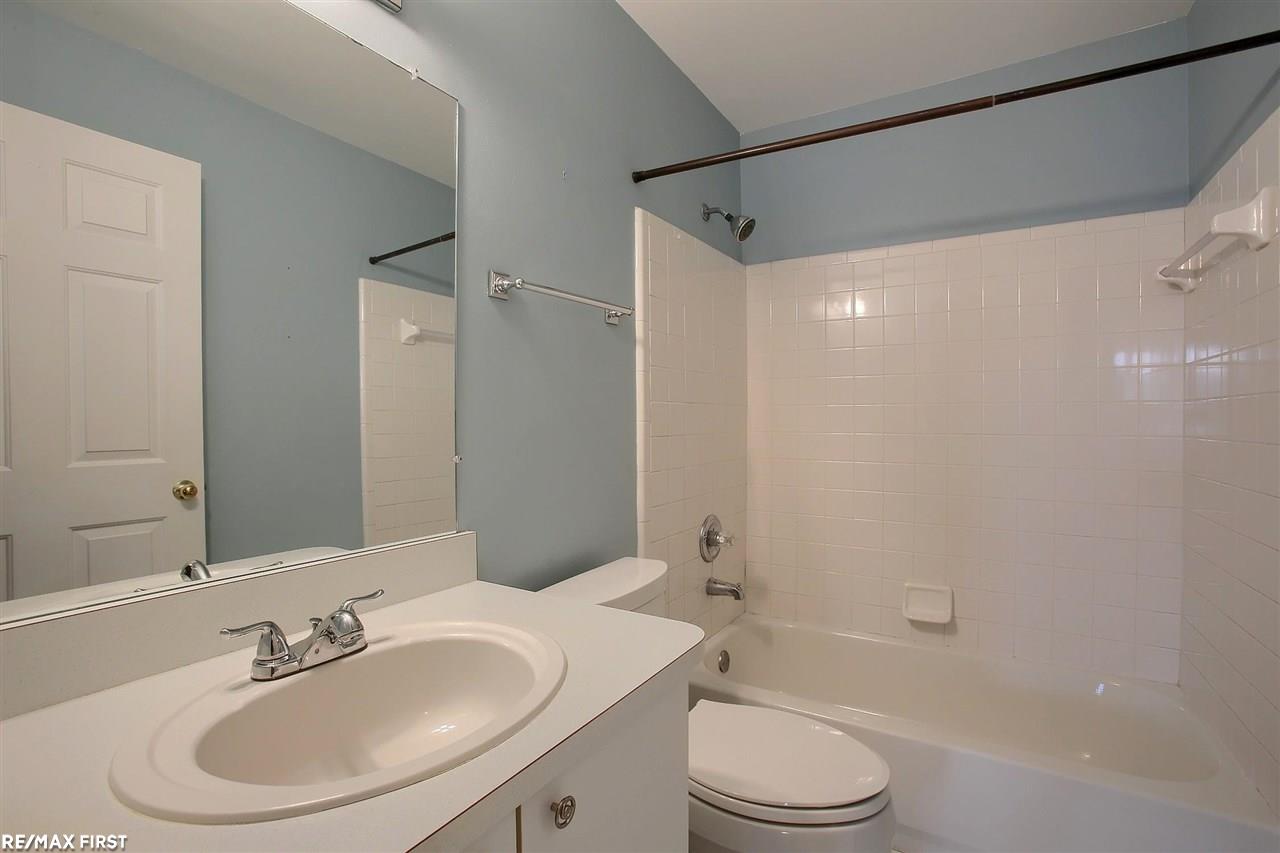16726 Country Ridge Lane Macomb, MI 48044 - Photo 18 of 26 50062635-17.JPG