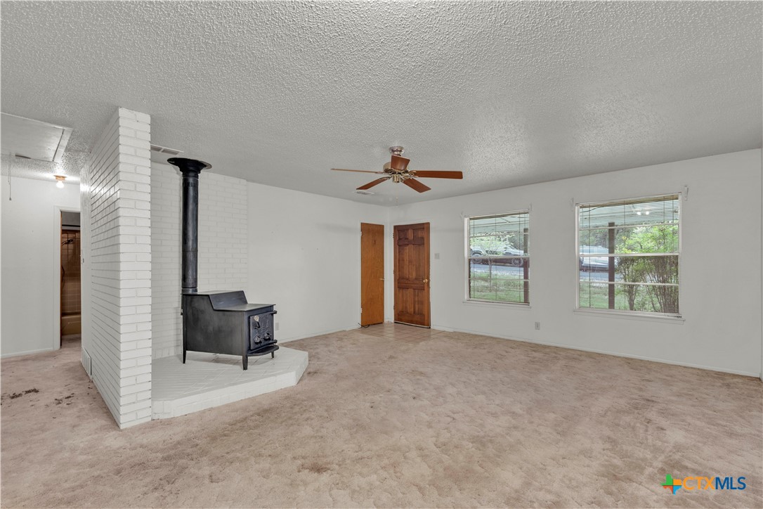 7634 Fox Trail Belton, TX 76513 - Photo 18 of 41 Living room