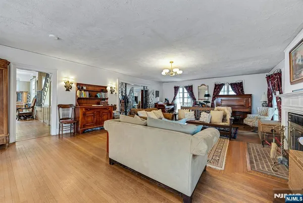 $1,299,000 | 401 Wearimus Road, Ho-Ho-Kus, NJ 07423