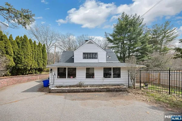 $1,299,000 | 401 Wearimus Road, Ho-Ho-Kus, NJ 07423