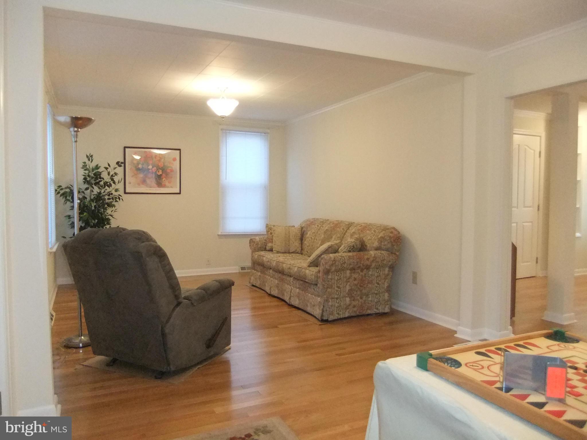 433 Ridge Avenue Hagerstown, MD 21740 - Photo 16 of 30 Living Room