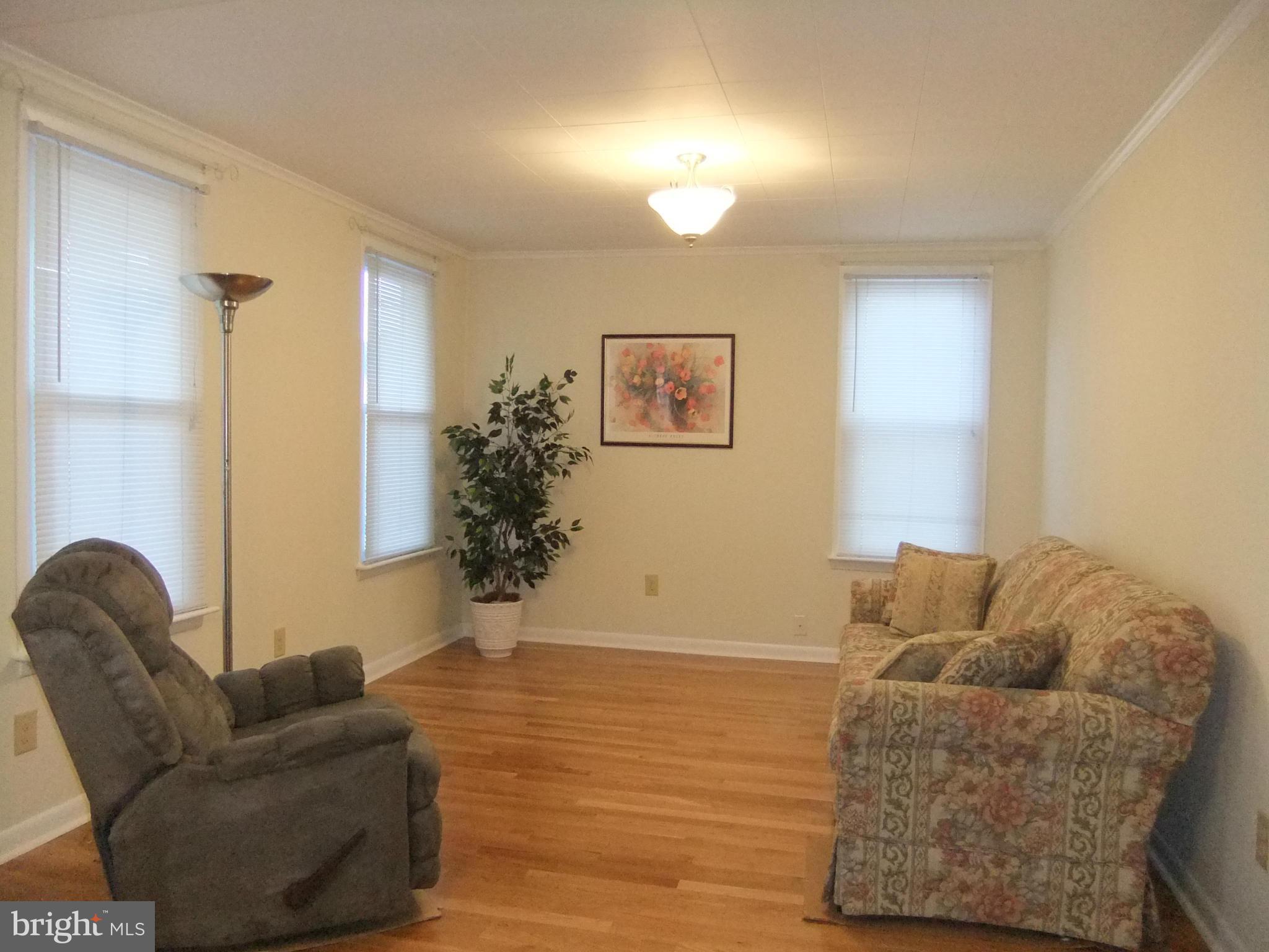 433 Ridge Avenue Hagerstown, MD 21740 - Photo 3 of 30 Living Room