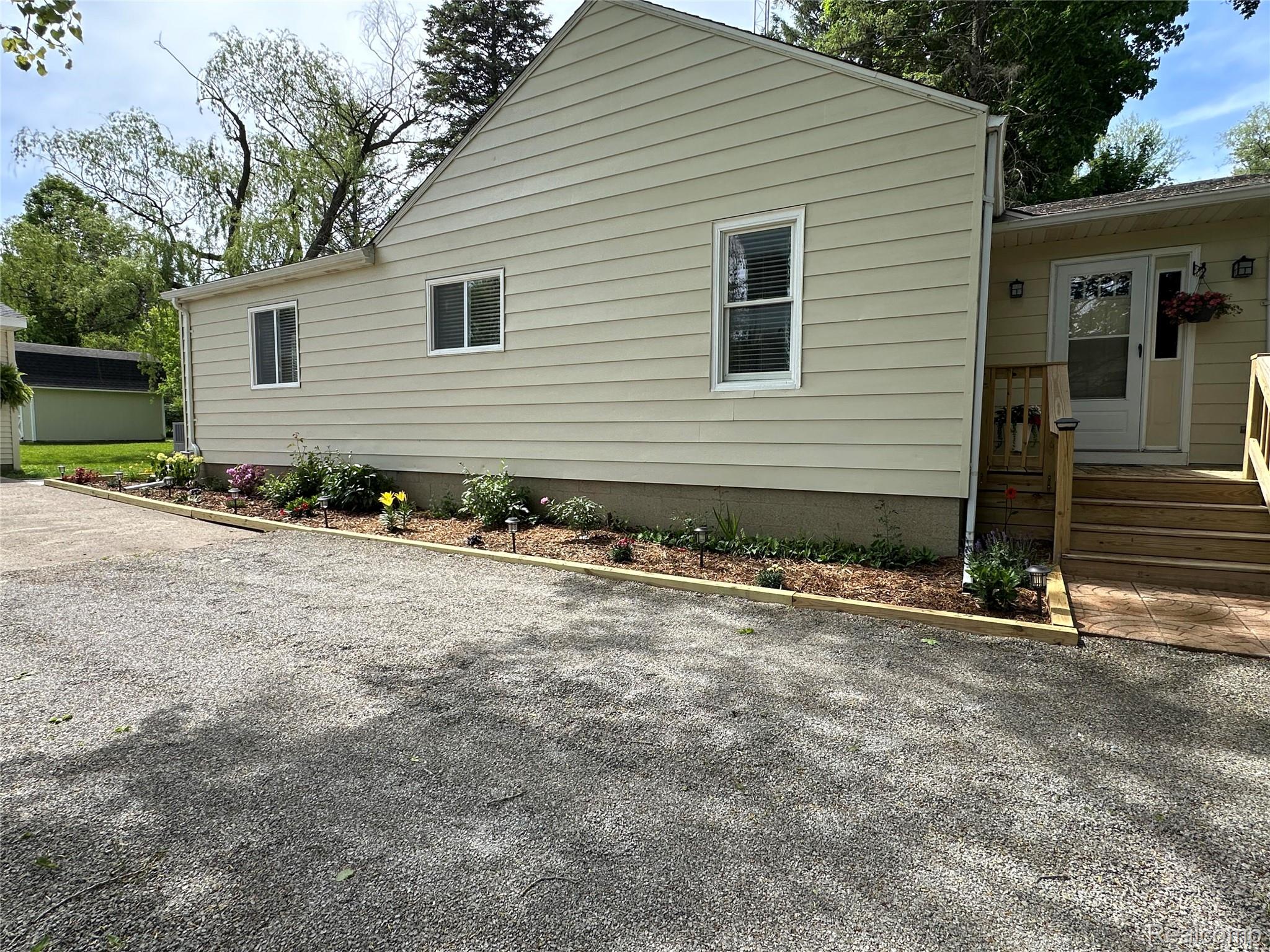 6161 East River Road Flushing, MI 48433 - Photo 9 of 62 09_beyc6a1380d15b23b.jpg