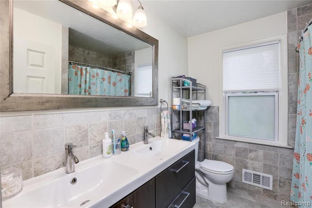 311 Maplehill Road Rochester Hills, MI 48306 - Photo 23 of 26