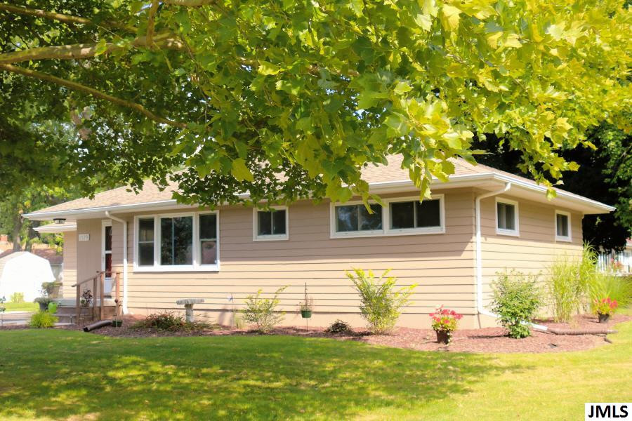 1529 Devonshire Road Jackson, MI 49203 - Photo 2 of 28 Photo 2