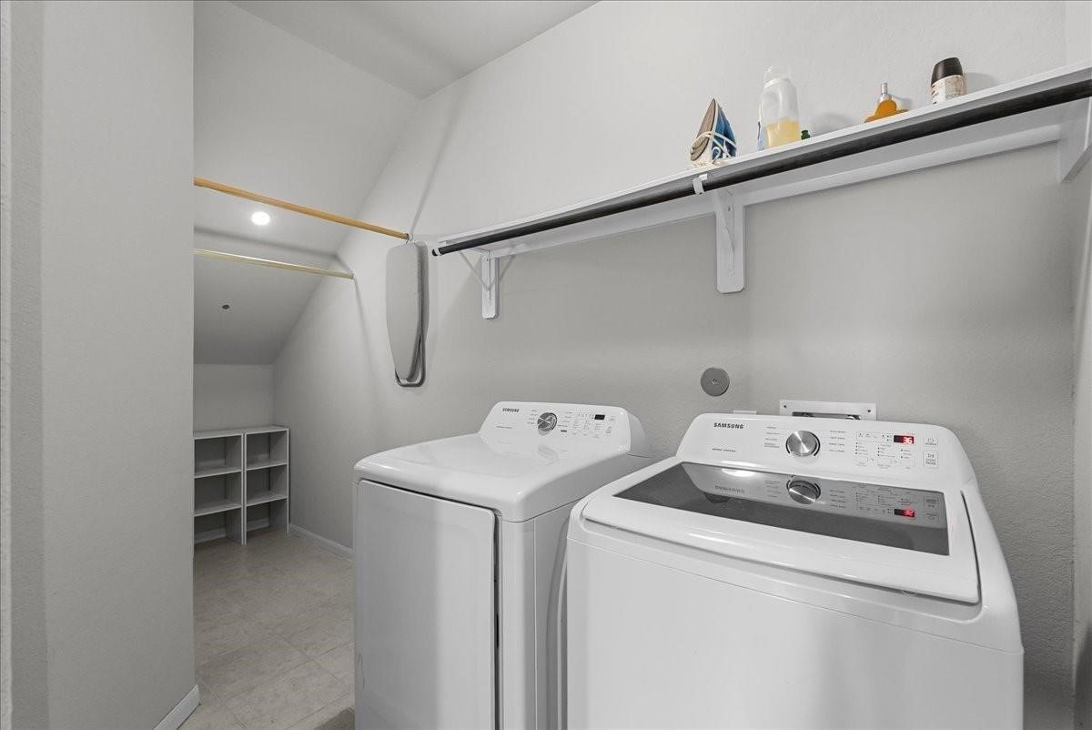 5111 Bay Lane Bacliff, TX 77518 - Photo 32 of 48 a utility room with dryer and washer