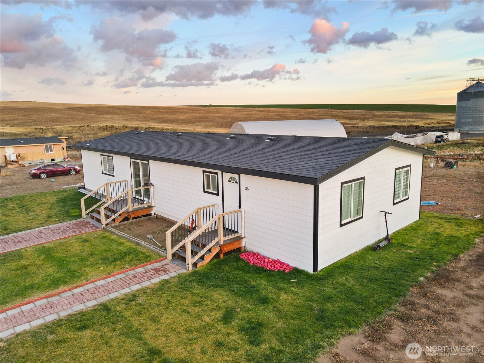 35 Hampton Road Othello, WA 99344 - Photo 13 of 33 a view of a terrace with lawn chairs